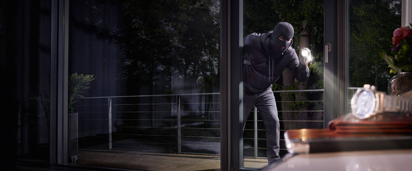 Symbolbild Einbrecher mit Maske und Taschenlampe