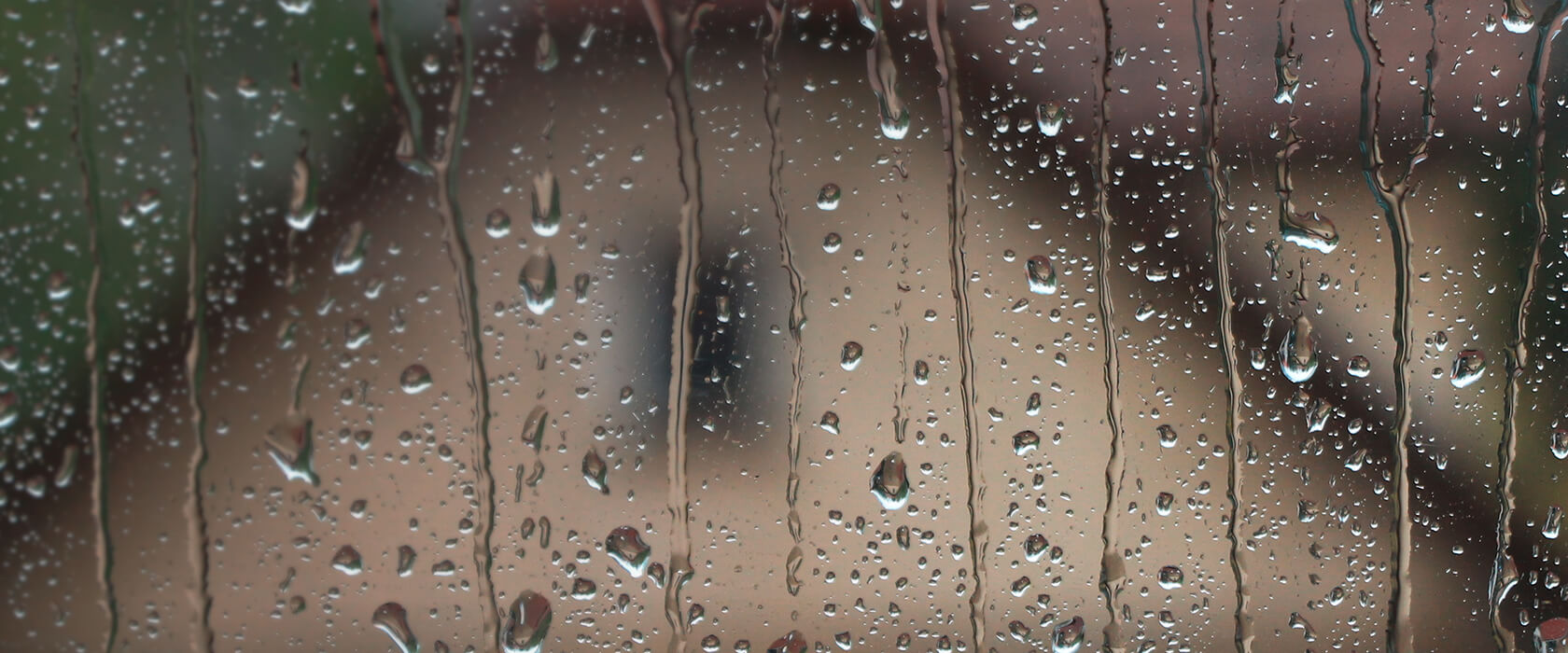 Symbolbild starker Regen an der Fensterscheibe