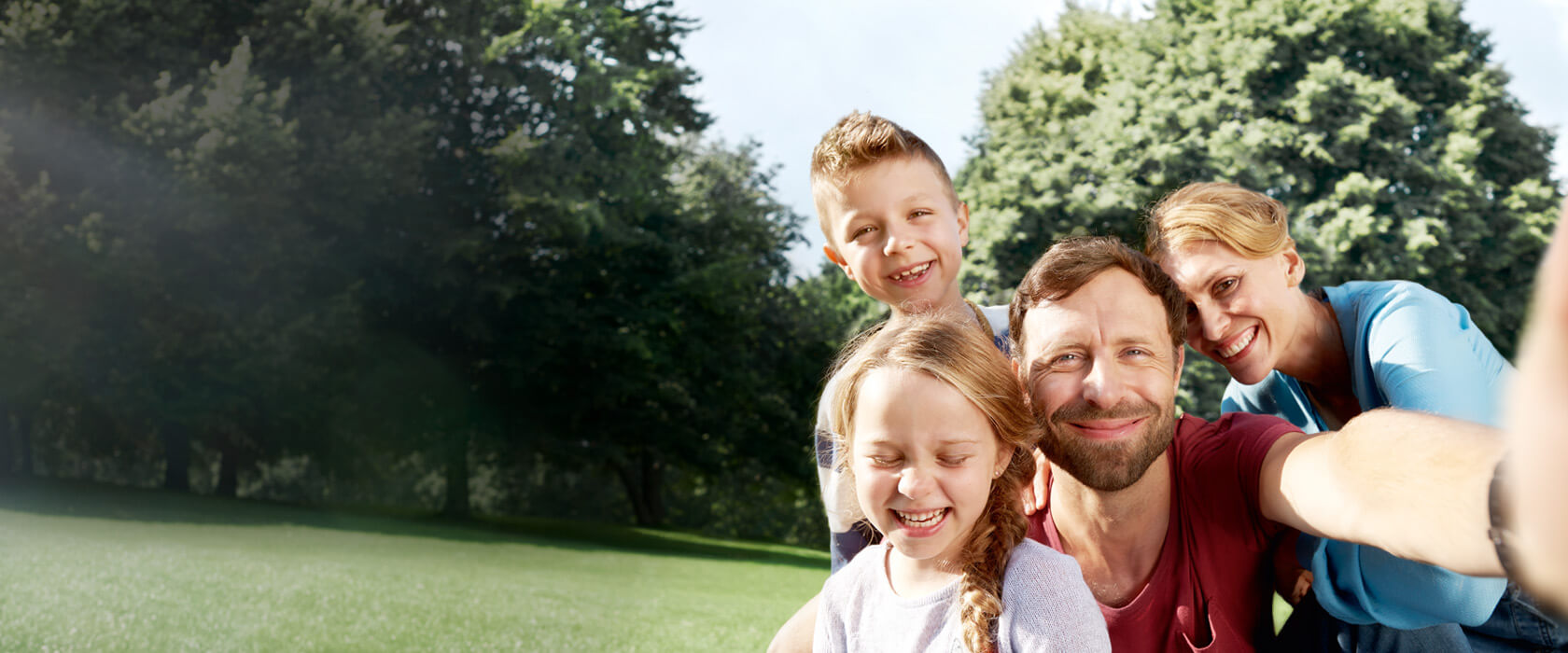 Symbolbild fröhliche Familie für Gesundheit und Pflege