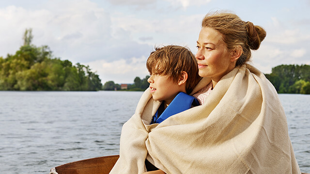 Mutter und Kind im Boot