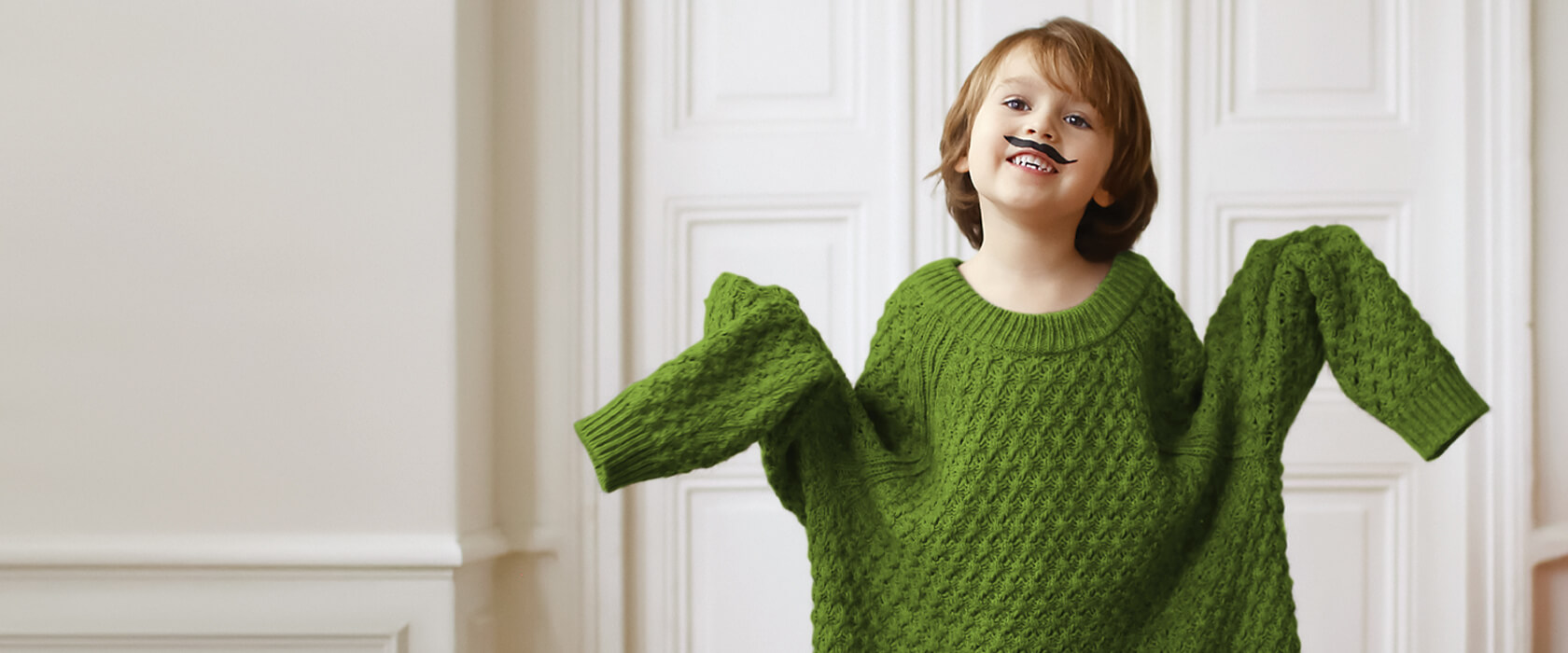 Symbolbild Kind mit zu großem Pullover